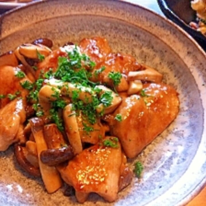 鶏胸肉ときのこのレモンバター醤油炒め